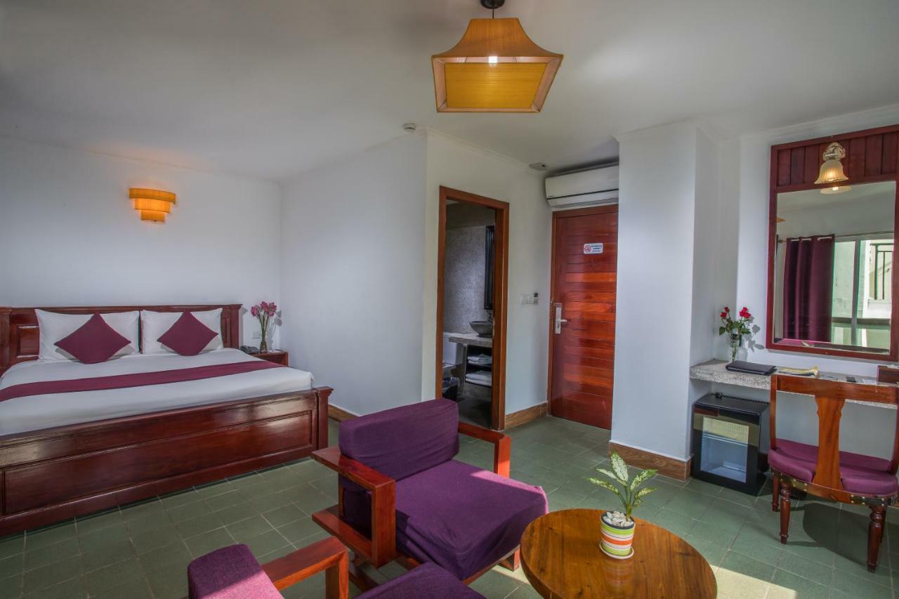 V Hotel Пном Пен Екстериор снимка