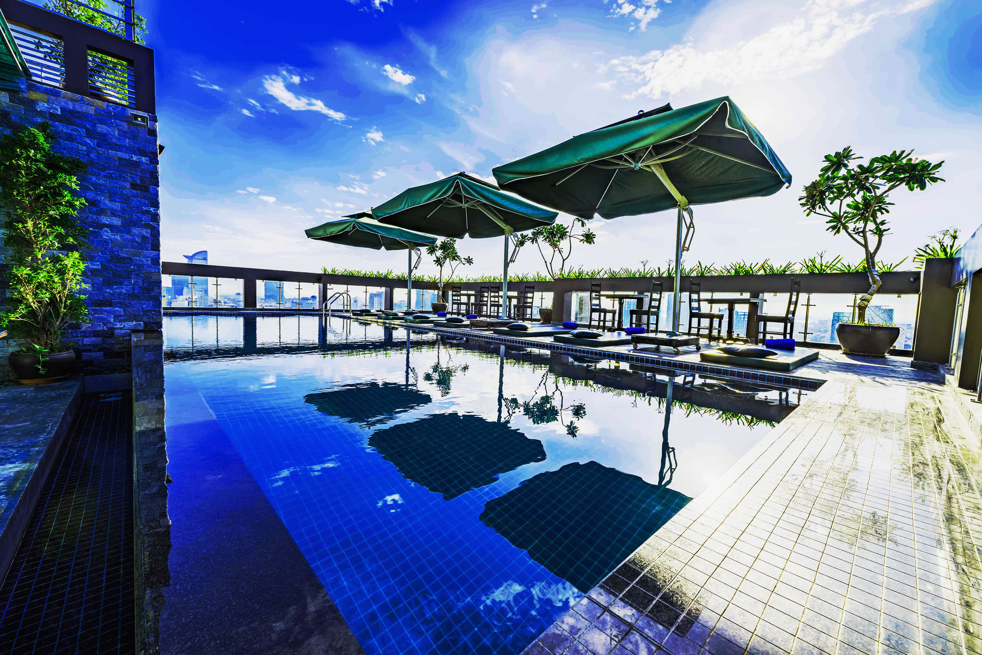 V Hotel Пном Пен Екстериор снимка