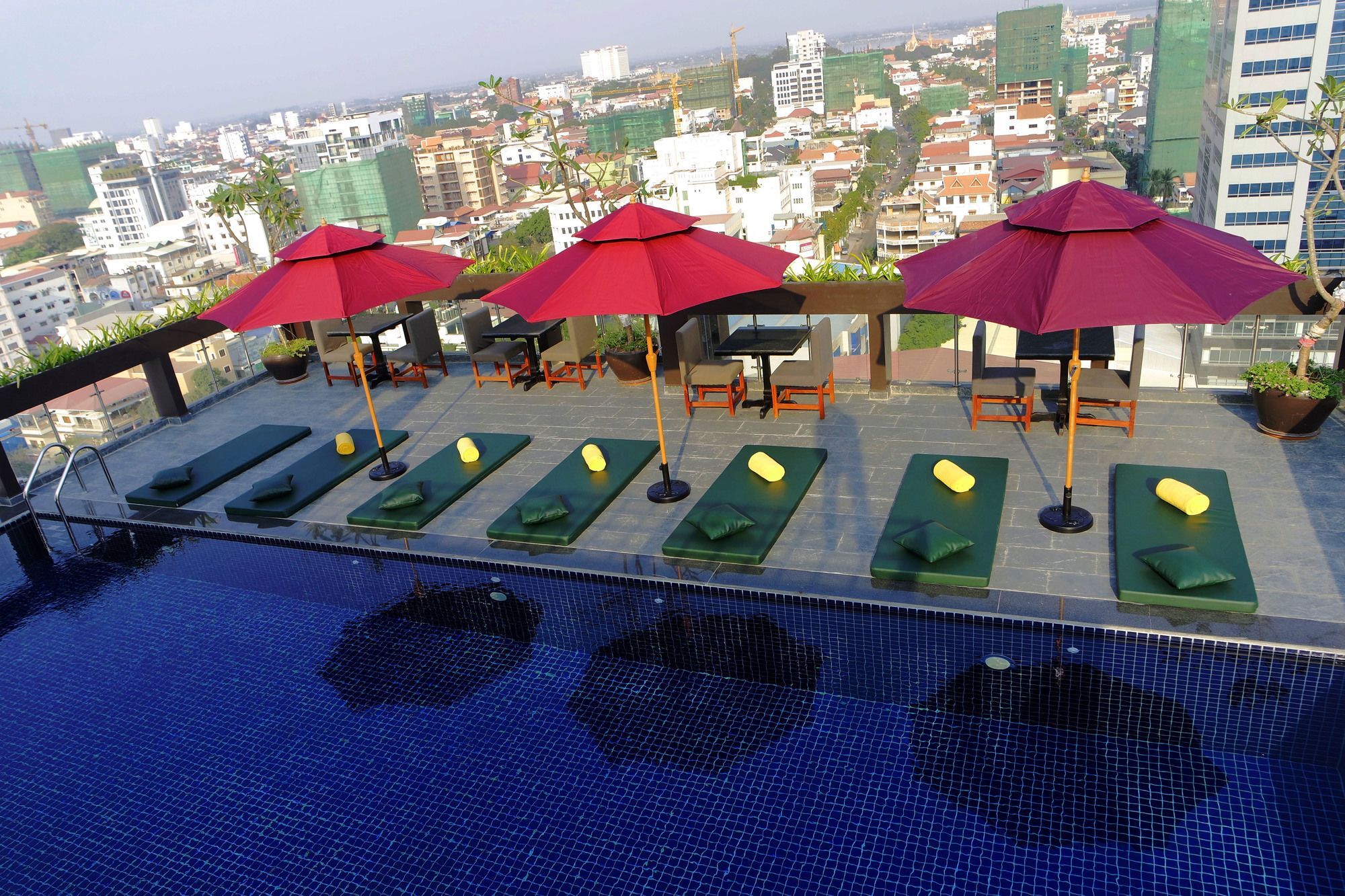 V Hotel Пном Пен Екстериор снимка